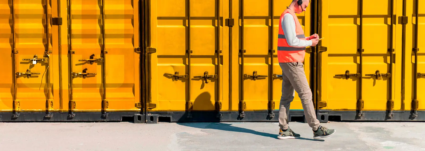Containers amarillos de Unibox en fila