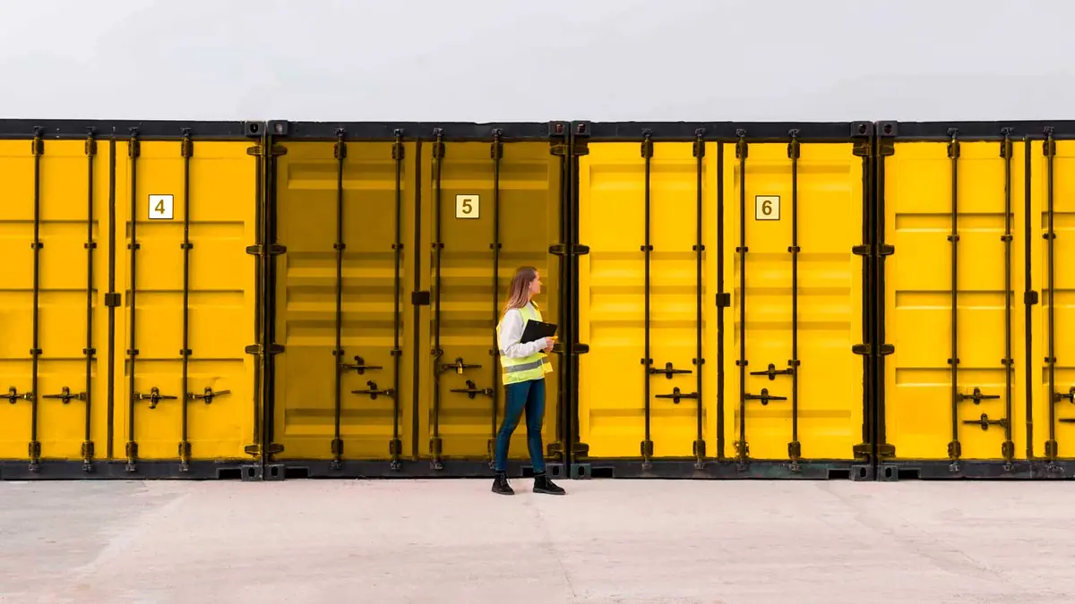 Una persona recorre los containers amarillos de Unibox
